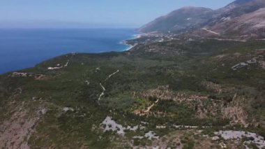 Adriyatik kıyısında dağlarla kaplı tipik bir Arnavut manzarası. Arnavutluk, Avrupa 'da güneşli bir sabah. Seyahat konsepti arka planı.