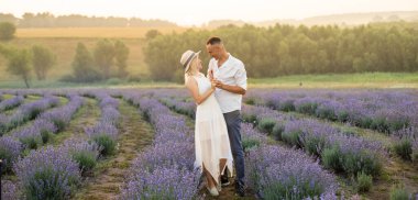 Yetişkin çift lavanta tarlalarında