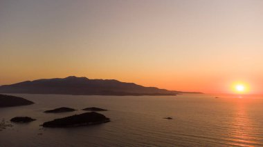 Arnavutluk sahilinde gün batımı parlıyor