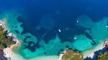 Arnavutluk Rivierası, yukarıdaki ada ve denizden Ksamil 'in güzel hava manzarası