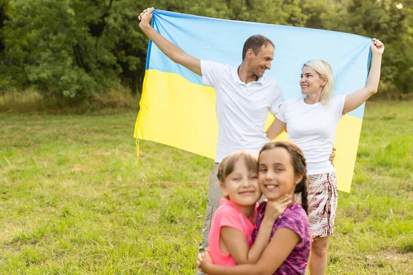 Rodzina z flagą Ukrainy — Zdjęcie stockowe