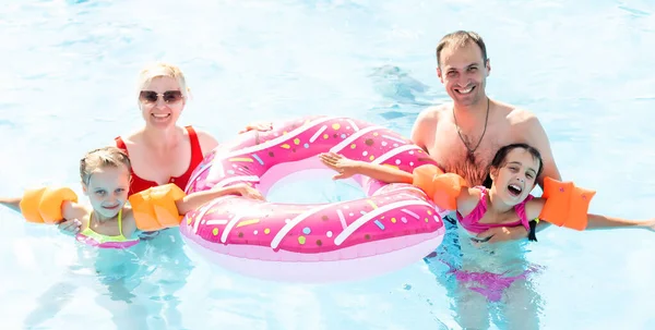 Famille à la piscine en vacances d'été. — Photo