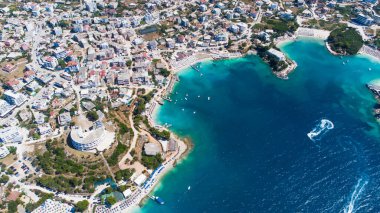 Arnavutluk 'taki güzel kumlu Ksamil plajı.