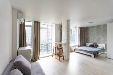 Stüdyoda küçük bir mutfak, iç aydınlatma..