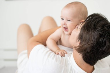 Mutlu bir annenin elinde bebekle resmi.