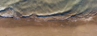 Doku dalgalarının üst görüntüsü kumlu sahil.