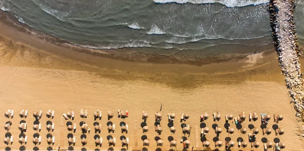 Playa de arena aérea, vista superior de una hermosa playa de arena aérea con las olas rodando en la orilla — Foto de Stock