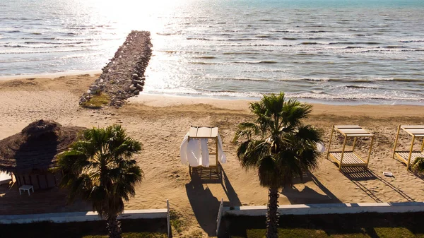 Vista a la playa de arena del mar Adriático y a la ciudad de Durres, Albania al atardecer. — Foto de Stock