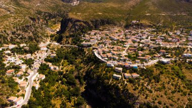 Kıyı köyü ve Dhermi Arnavutluk plajının havadan çekilmiş fotoğrafı