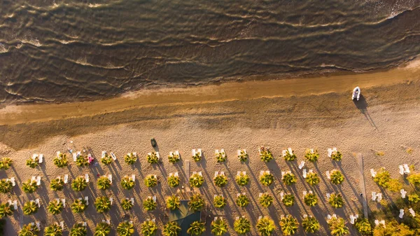 Playa de arena aérea, vista superior de una hermosa playa de arena aérea con las olas rodando en la orilla — Foto de Stock