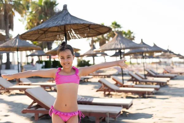 Retrato de una niña feliz en el contexto de un paisaje tropical. Concepto vacaciones de verano —  Fotos de Stock