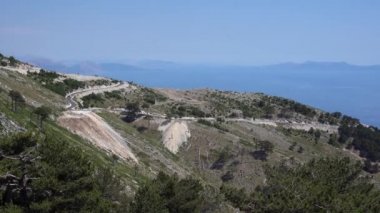 Havadan. Arnavutluk 'un Llogara Geçidi, Llogara Ulusal Parkı' nda bulutlar içinde dağlar. Arnavutluk 'ta yaz mevsiminde deniz maliyeti ve yüksek kayalıklara yakın görüntüler