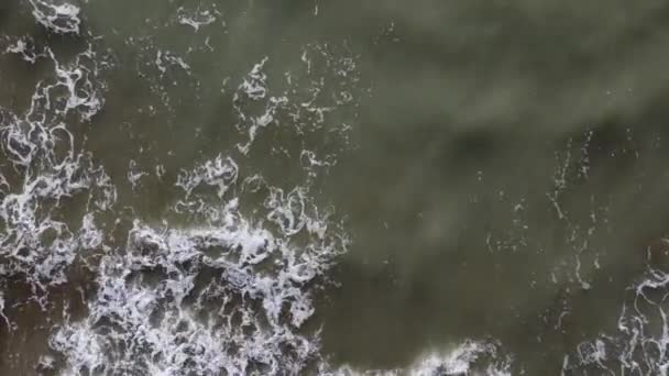 Schöne Landschaft, eine Welle fließt am sandigen Ufer des Meeres, Nahaufnahme — Stockvideo