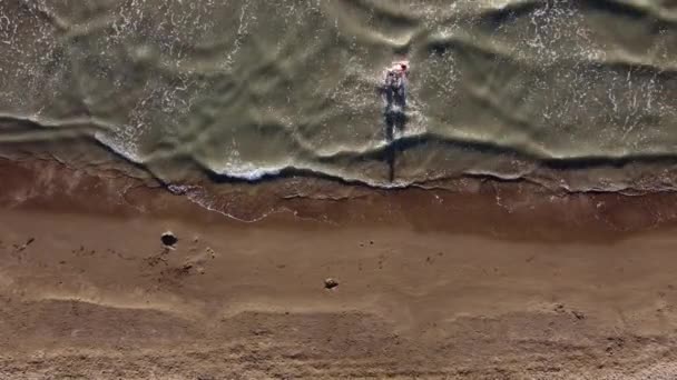 Matka i córka bawią się na piaszczystej plaży. Szczęśliwa rodzina na piaszczystym wybrzeżu — Wideo stockowe