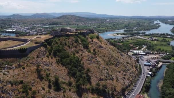 Naklápěcí letecké záběry pozůstatků pevnosti, hradu a obranných zdí v Shkoderu, malém městě v severní Albánii — Stock video