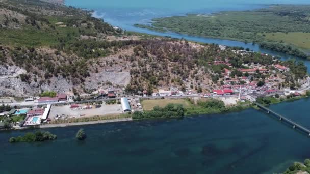 Inclinazione riprese aeree di resti di forte, castello e mura di difesa a Shkoder, una piccola città nel nord dell'Albania — Video Stock