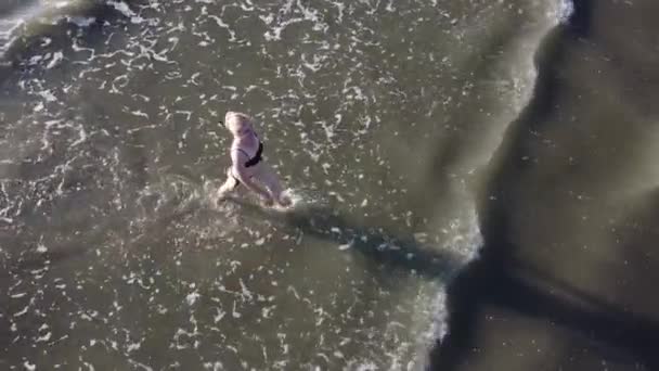 Moeder en dochter spelen op het zandstrand — Stockvideo