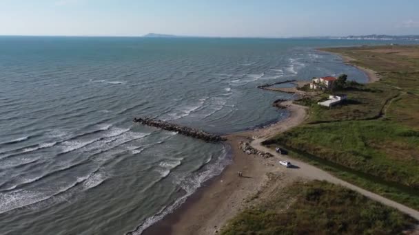 알바니아 해안 도시 두레스 남쪽 코바치 근처 — 비디오