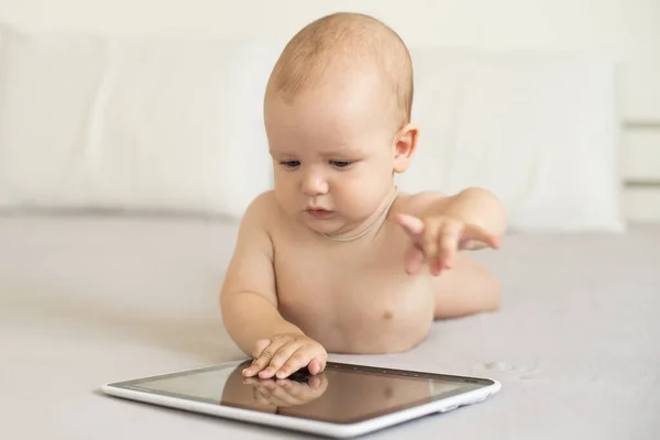 Baby jongen spelen met digitale tablet geïsoleerd op wit — Stockfoto