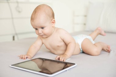 Bebeğim tabletle oynuyor.