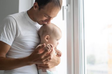 Baba yeni doğmuş bebekle evde.