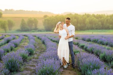 Lavanta tarlasında bir çift. Çift sarıldı..