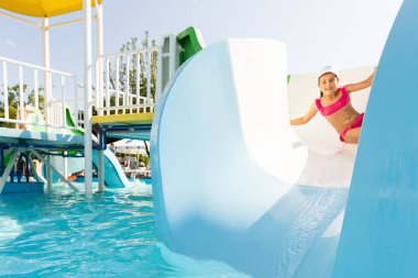 Yüzme - mavi suda oynayan küçük kız