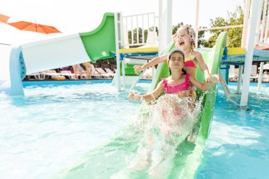 Mutlu çocuk yüzme havuzunda oynuyor. Yaz tatili kavramı