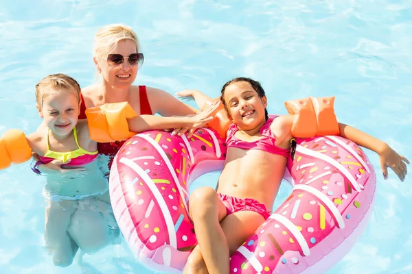 Belle famille qui s'amuse dans une piscine — Photo