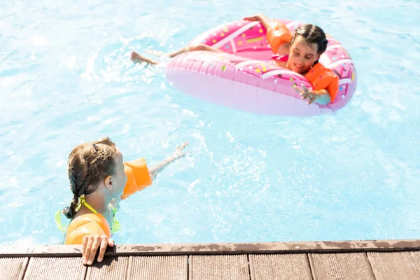 Jetzt wartet ein Pool-Abenteuer auf uns. Kinder im Pool. — Stockfoto