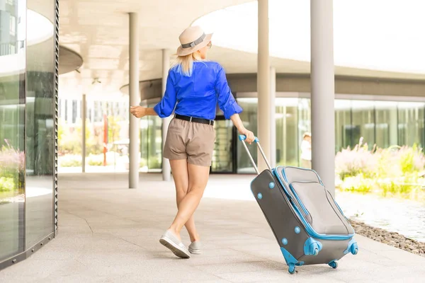 En ung kvinna med resväska. Stadsmiljö. — Stockfoto