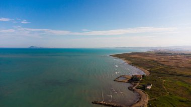 Gün batımında Adriyatik Denizi 'nin kumlu plajına ve Arnavutluk' un Durres kentine bak.