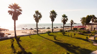 Gün batımında Adriyatik Denizi 'nin kumlu plajına ve Arnavutluk' un Durres kentine bak.