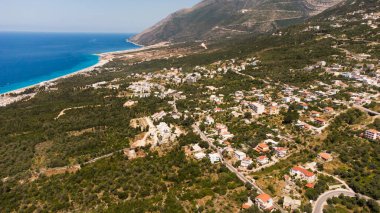 Arnavutluk 'ta kırmızı çatılı şehir binaları.