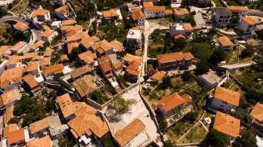 Arnavutluk 'ta kırmızı çatılı şehir binaları.