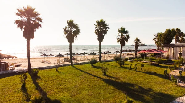 Gün batımında Adriyatik Denizi 'nin kumlu plajına ve Arnavutluk' un Durres kentine bak.