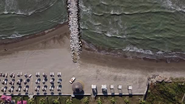 Vista aerea sulla spiaggia sabbiosa di Durazzo con lettini e ombrelloni durante l'alba — Video Stock