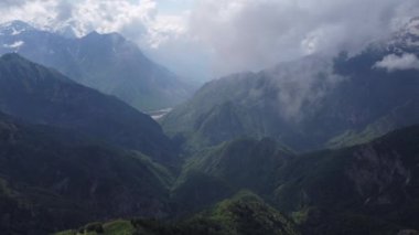 Arnavutluk Alplerinde yaz günü dağlarda inanılmaz manzaralar, güzel dağ sıralarının sabah manzarası.