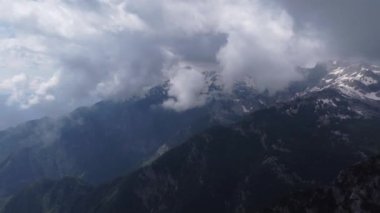 Arnavutluk Alplerinde yaz günü dağlarda inanılmaz manzaralar, güzel dağ sıralarının sabah manzarası.