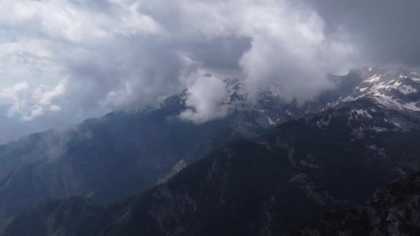 Increíbles vistas en los Alpes albaneses el día de verano en Albania en las montañas, vista de la mañana de la hermosa cordillera. — Vídeos de Stock