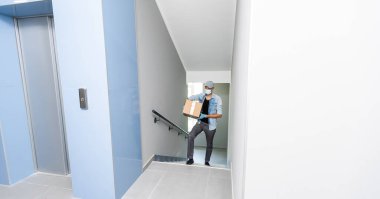 Teslimatçı Covid-19 gemisini Cutomer 'a korumak için işaret takıyor.