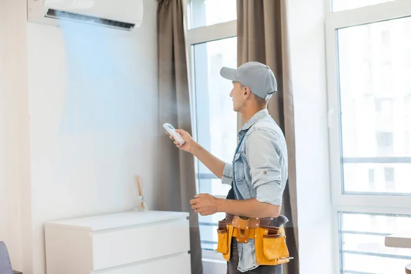 Professionell mogen mästare installerar luftkonditionering i rummet. — Stockfoto