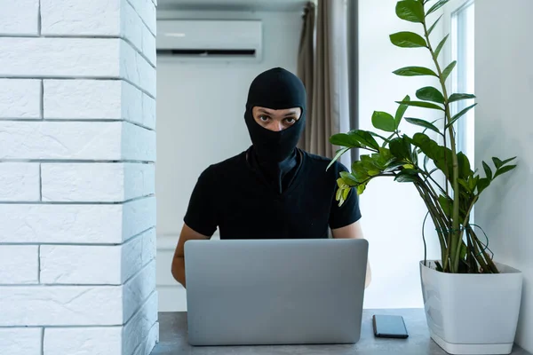 Ο χάκερ χακάρει τον υπολογιστή. Κλέβει πληροφορίες. — Φωτογραφία Αρχείου