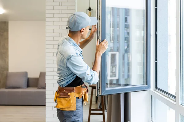 Joven manitas trabajador masculino ventana de reparación —  Fotos de Stock