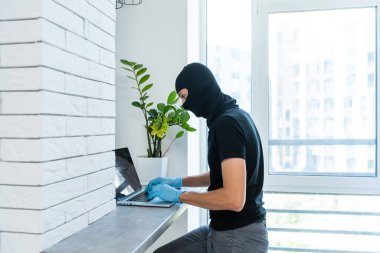 Hacker bilgisayarı hackliyor. Bilgi çalar.