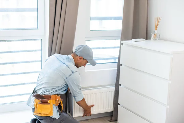 Porträtt av manliga rörmokare fastställande radiator. — Stockfoto