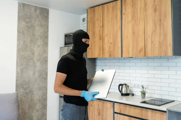 Intrusão de um ladrão em uma casa habitada — Fotografia de Stock