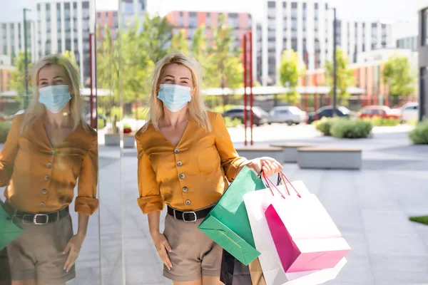 Jovem com máscara facial compras durante pandemia de vírus — Fotografia de Stock