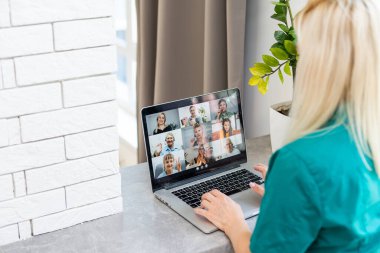 Webinar E-business Tarayıcı Bağlantısı ve internet teknolojisi webcast konsepti, iş konsepti kullanan bir kadın