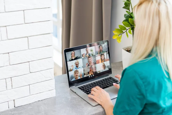 Vrouw met behulp van een laptop computer met Webinar E-business Browsing Connection en cloud online technologie webcast concept, business concept — Stockfoto